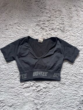 Bo+Tee Black Cropped V Neck Top size Small